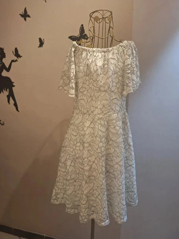 Robe blanche en dentelle & col bardot